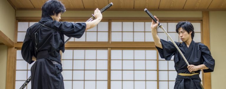 Japanilainen katana ja kiinalainen miekka