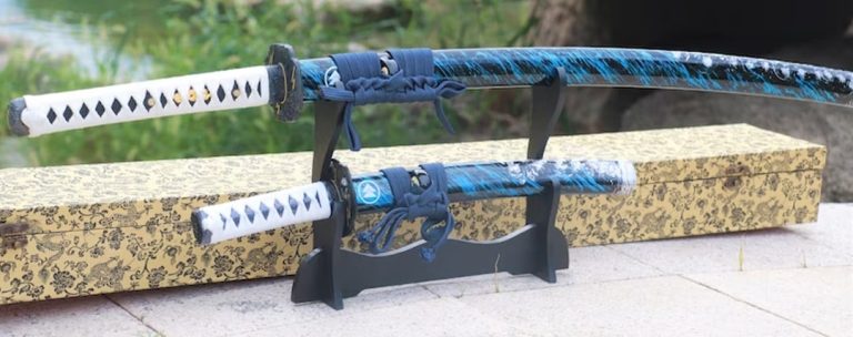 Japanilaisen katanan esillepano